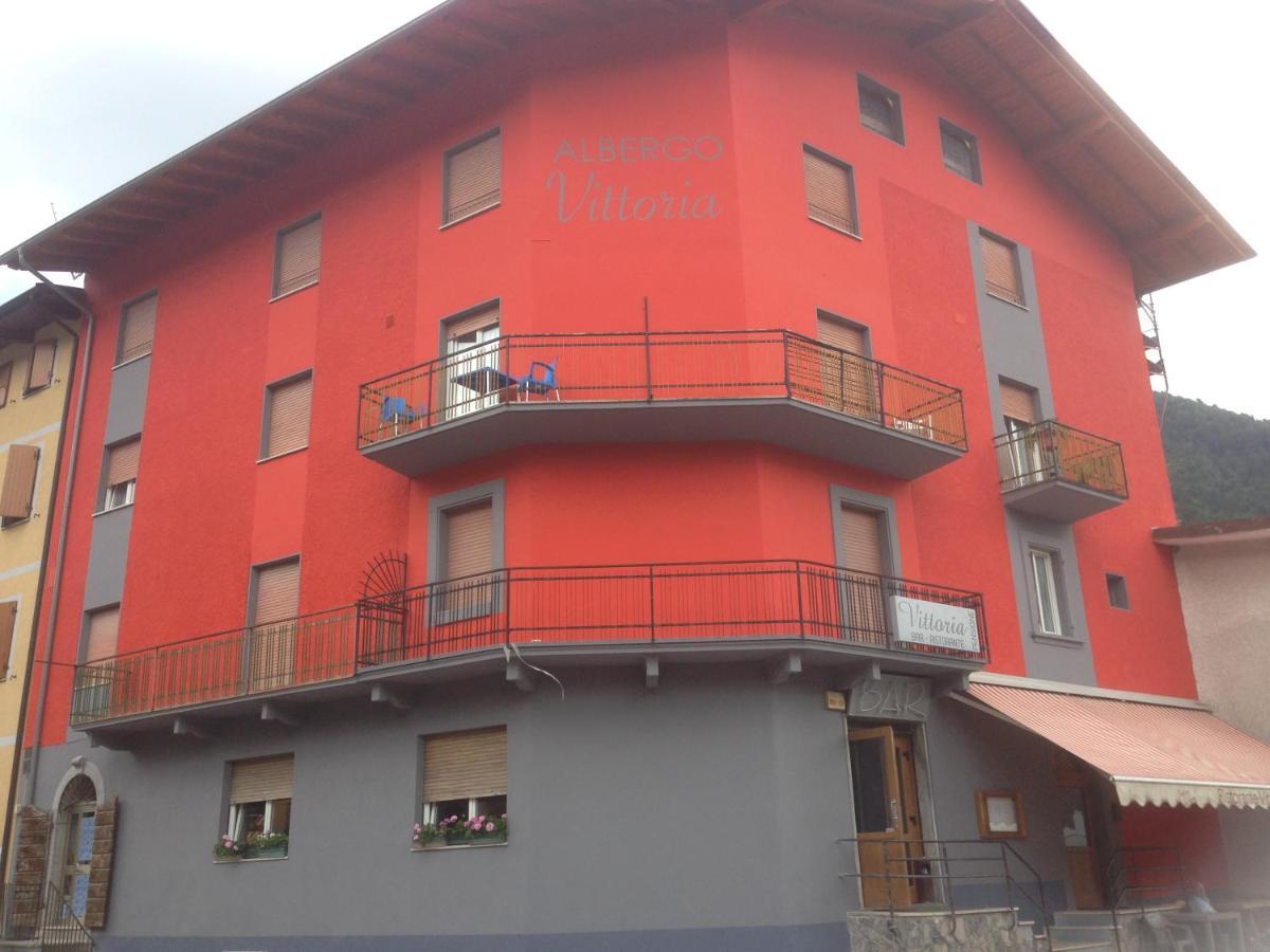 Albergo Vittoria Tiarno di Sopra Luaran gambar
